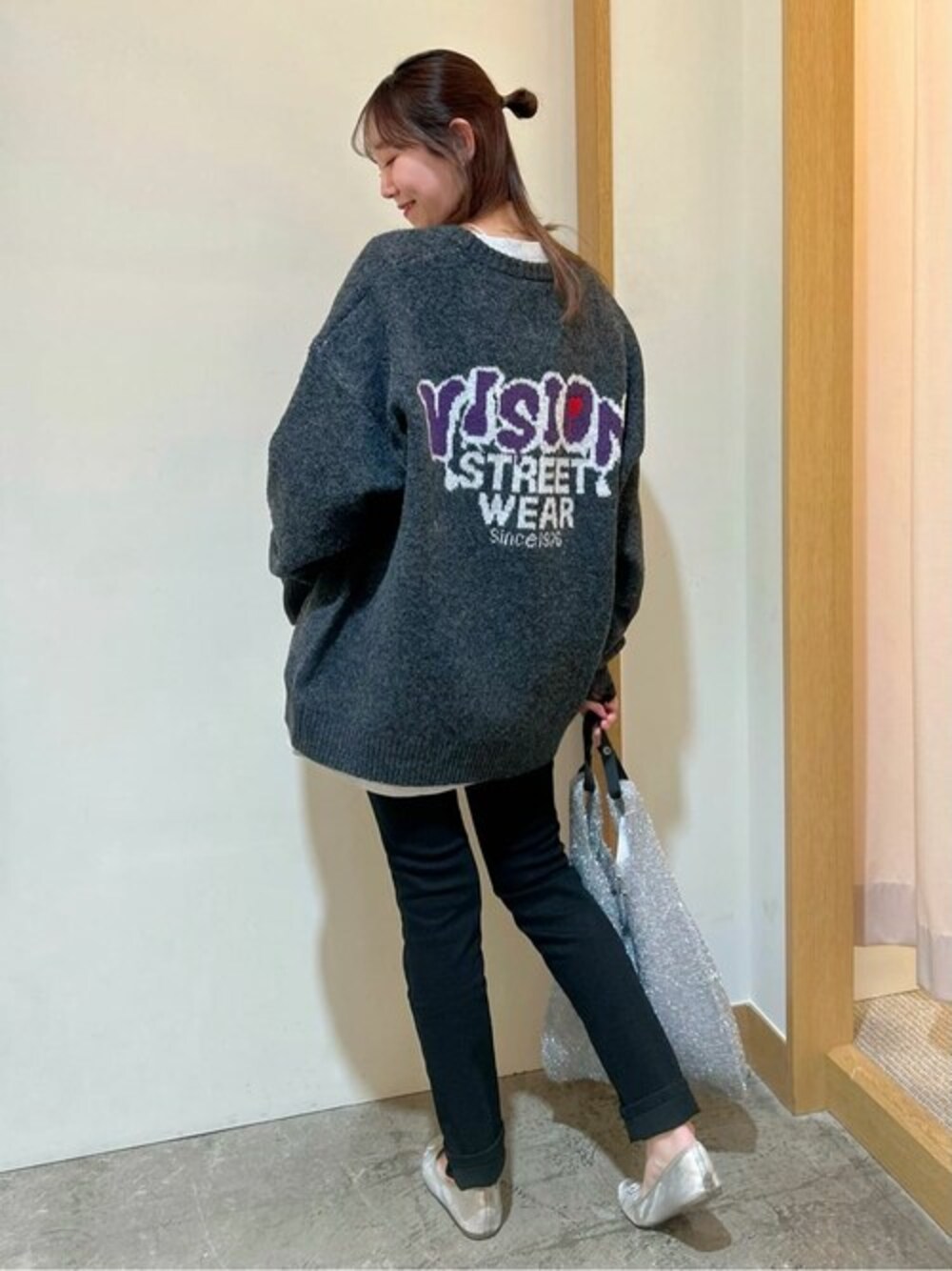「ニット、お出かけコーデ、ロゴニット、カジュアルコーデ、骨格ウェーブ、ブルベ」｜「Right-onの【VISION STREET WEAR】ダブルジャカードニット（ニット/セーター、ブラック系）」を使った、Rightonさん（レディース・160cm）の冬コーディネートの1枚目の写真