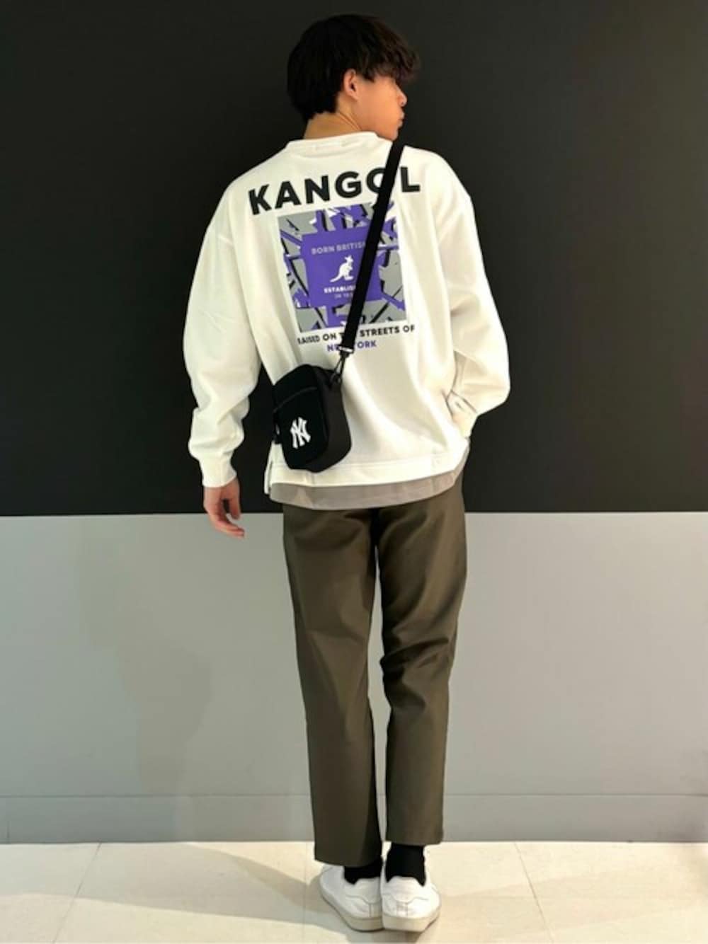 「お出かけコーデ、KANGOL、シンプルコーデ、カジュアルコーデ、スウェットコーデ」｜「KANGOLの【KANGOL】フェイクレイヤードスウェット（スウェット、ホワイト系）」を使った、Rightonさん（メンズ・175cm）の冬コーディネートの1枚目の写真