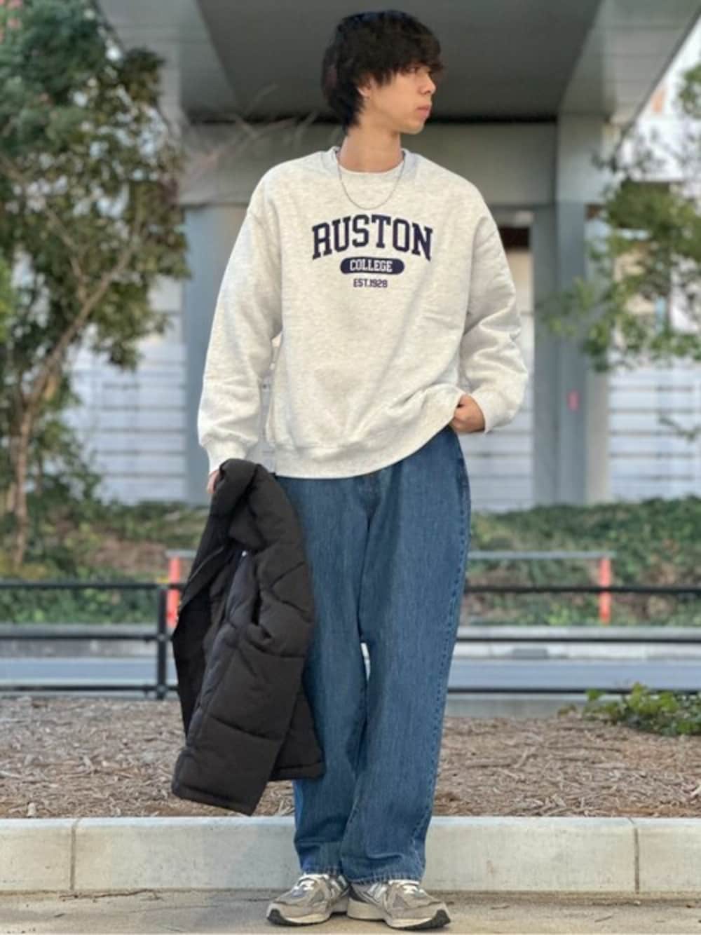 「スウェット、ダウンベスト、冬コーデ、レイヤードスタイル、お出かけコーデ、シンプルコーデ」｜「Right-onの【BEN DAVIS】パファーベスト（ダウンベスト、ブラック系）」を使った、Rightonさん（メンズ・182cm）の冬コーディネートの1枚目の写真