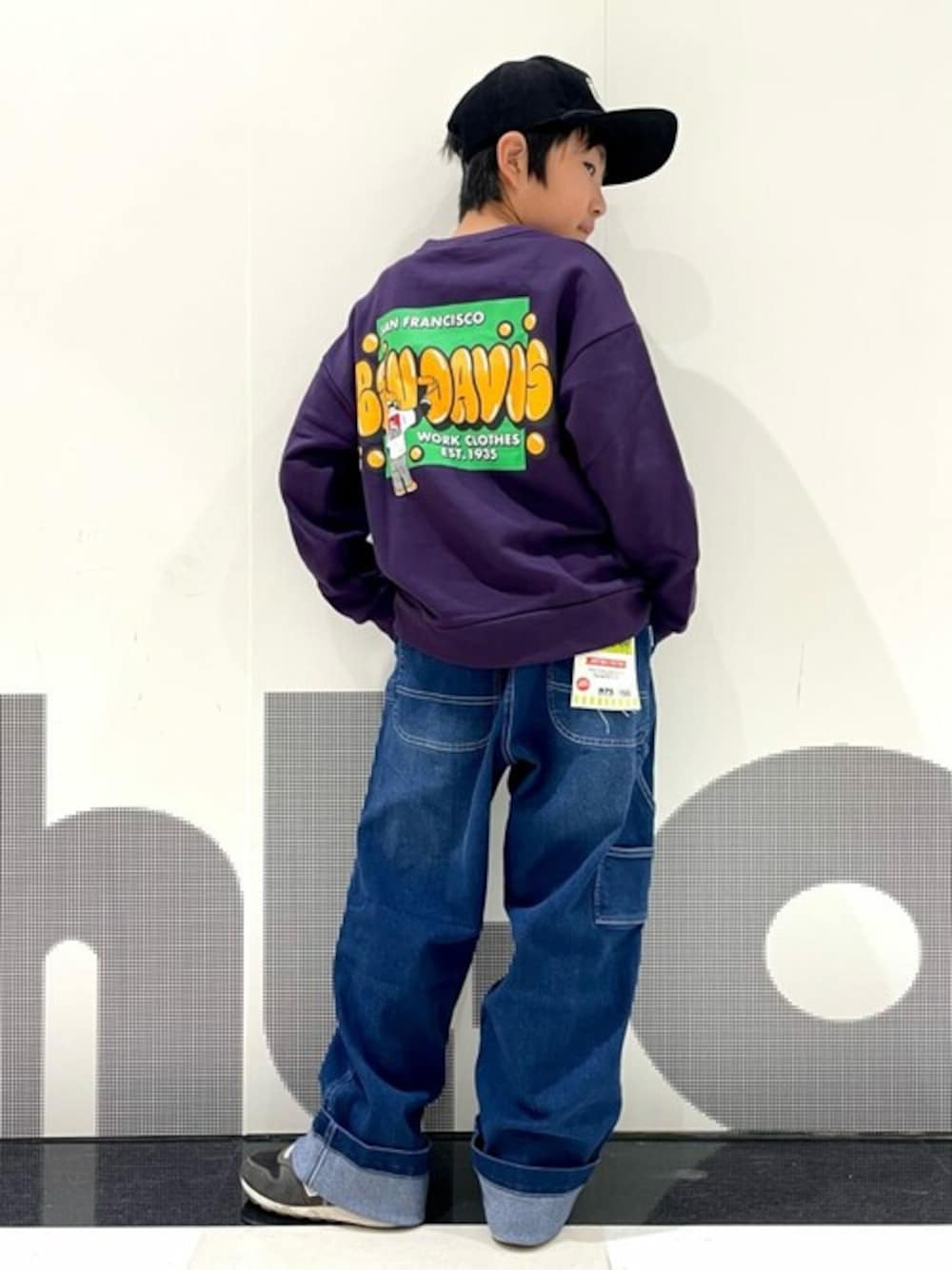 「デニム、カジュアル、キッズコーデ、シンプルコーデ、ストリートコーデ、スウェットコーデ、学校こーで」｜「Right-onの【BEN DAVIS】発泡クルースウェット（スウェット、パープル系）」を使った、Rightonさん（キッズ・138cm）の冬コーディネートの1枚目の写真