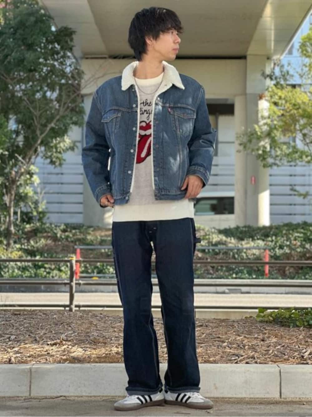「デニムジャケット、お出かけコーデ、シンプルコーデ、デザインニット、カジュアルコーデ、ニットコーデ」｜「Levi'sの【Levi's】3rdタイプ シェルパトラッカージャケット（デニムジャケット、ブルー系）」を使った、Rightonさん（メンズ・182cm）の冬コーディネートの1枚目の写真
