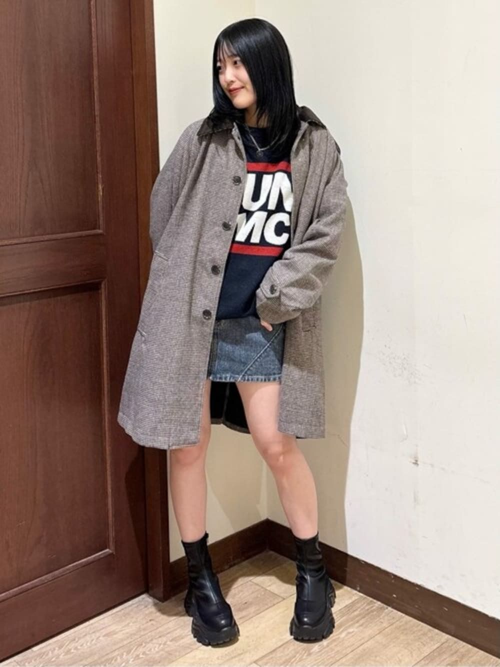 「チェック柄、冬コーデ、ロングアウター、カジュアルコーデ、骨格ナチュラル、ブルベ」｜「BACK NUMBERの【BACK NUMBER】バルマカーンコート（チェスターコート、ブラウン系）」を使った、Rightonさん（レディース・162cm）の冬コーディネートの1枚目の写真