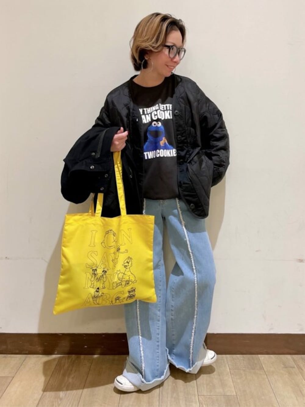 「ワイドパンツ、楽チンコーデ、カジュアルコーデ、低身長コーデ、セサミストリート、冬アウター、30代コーデ」｜「Right-onの【SESAME STREET】クルーネックスウェット（スウェット、グレー系）」を使った、Rightonさん（レディース・152cm）の冬コーディネートの1枚目の写真