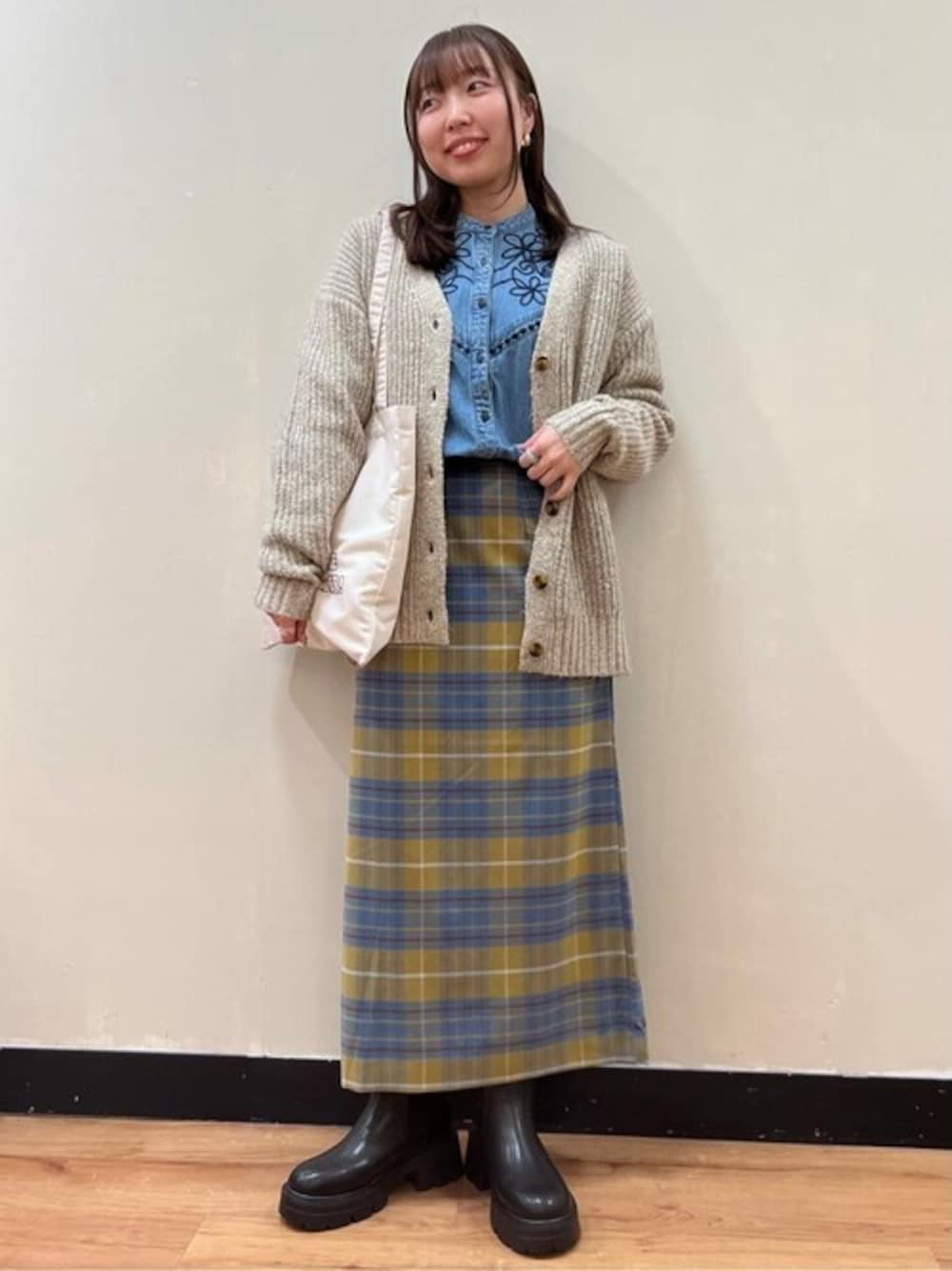 「チェック柄、デニムシャツ、お出かけコーデ、カジュアルガーリー、カジュアルコーデ、骨格ストレート」｜「SOMETHINGの【SOMETHING】コード刺繍デニムブラウス（シャツ/ブラウス、ブルー系）」を使った、Rightonさん（レディース・156cm）の冬コーディネートの1枚目の写真