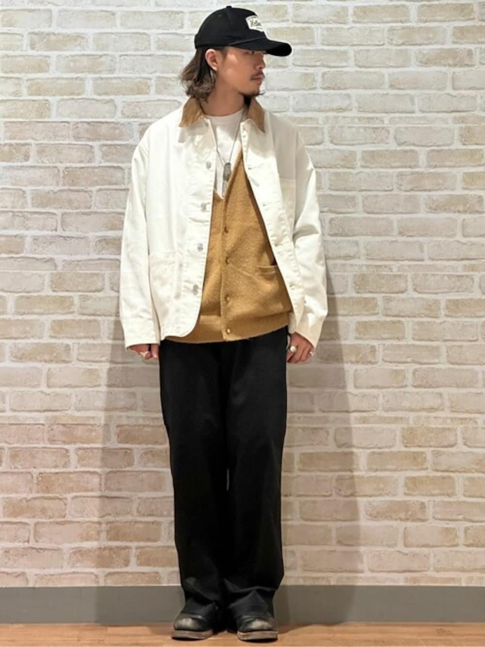 ホワイト系のブルゾン、ベージュ系のカーディガン/ボレロ、ブラック系のその他パンツを着用したメンズの冬コーディネートの1枚目の写真