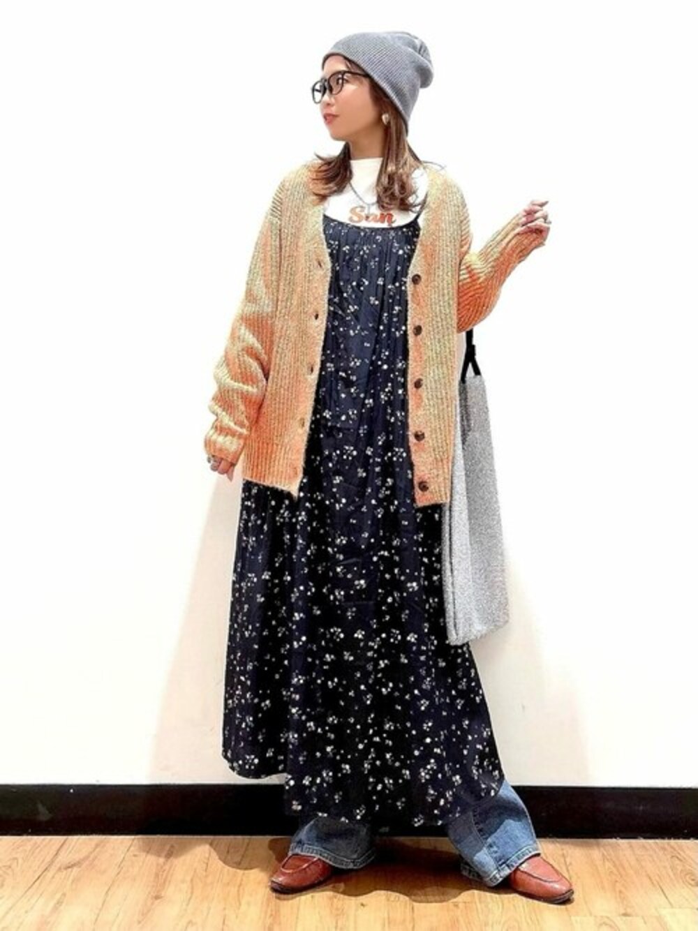 「Champion、楽チンコーデ、ワンピーススタイル、カジュアルガーリー、骨格ウェーブ、イエベ」｜「HONEYSUCKLE ROSEの【HONEYSUCKLE ROSE】プリントキャミワンピース（その他トップス、ブルー系）」を使った、Rightonさん（レディース・157cm）の冬コーディネートの1枚目の写真