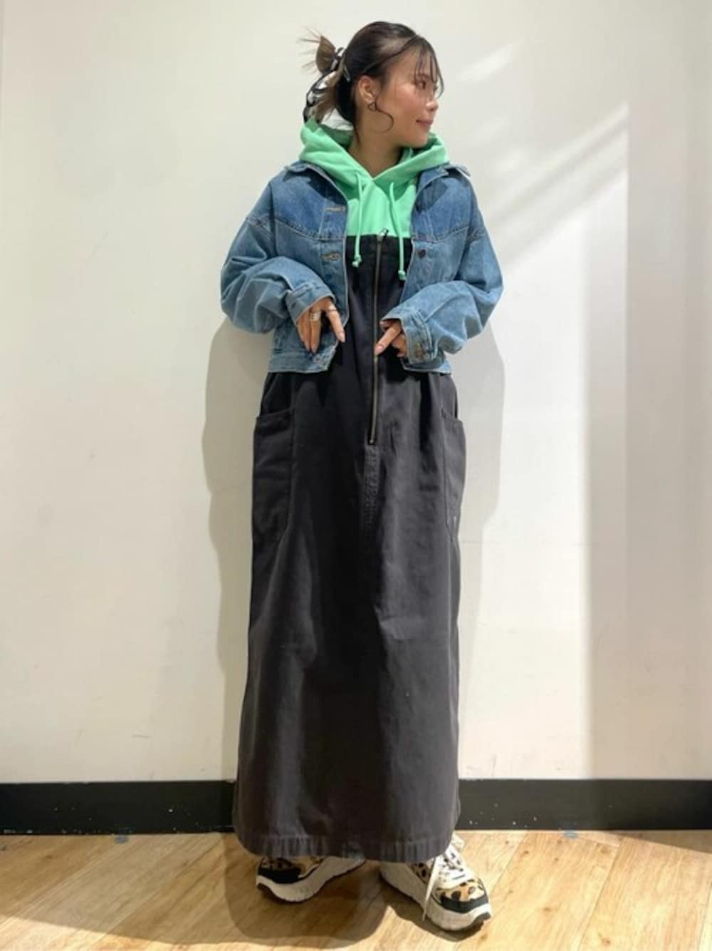 「春カラー、春コーデ、カジュアルコーデ、マタニティコーデ、イエベ、骨格ナチュラル」｜「Levi'sの【Levi's】90Sトラッカージャケット（デニムジャケット、ブルー系）」を使った、Rightonさん（レディース・160cm）の冬コーディネートの1枚目の写真