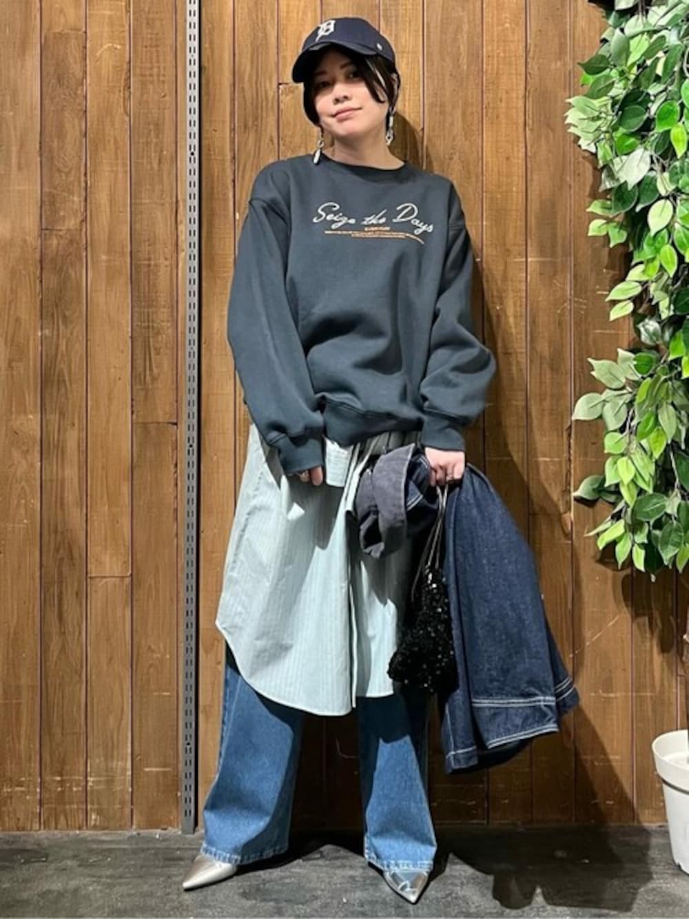 「スウェット、ワイドパンツ、春コーデ、カジュアルコーデ、30代コーデ、骨格ストレート」｜「BACK NUMBERの【BACK NUMBER】デニムカバーオール（カバーオール、ブルー系）」を使った、Rightonさん（レディース・157cm）の冬コーディネートの1枚目の写真