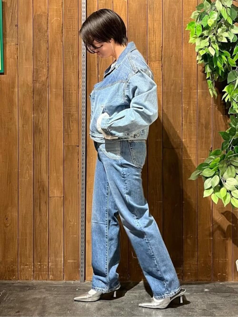 Levi'sのデニムジャケットを使った「ショート丈」の人気ファッション