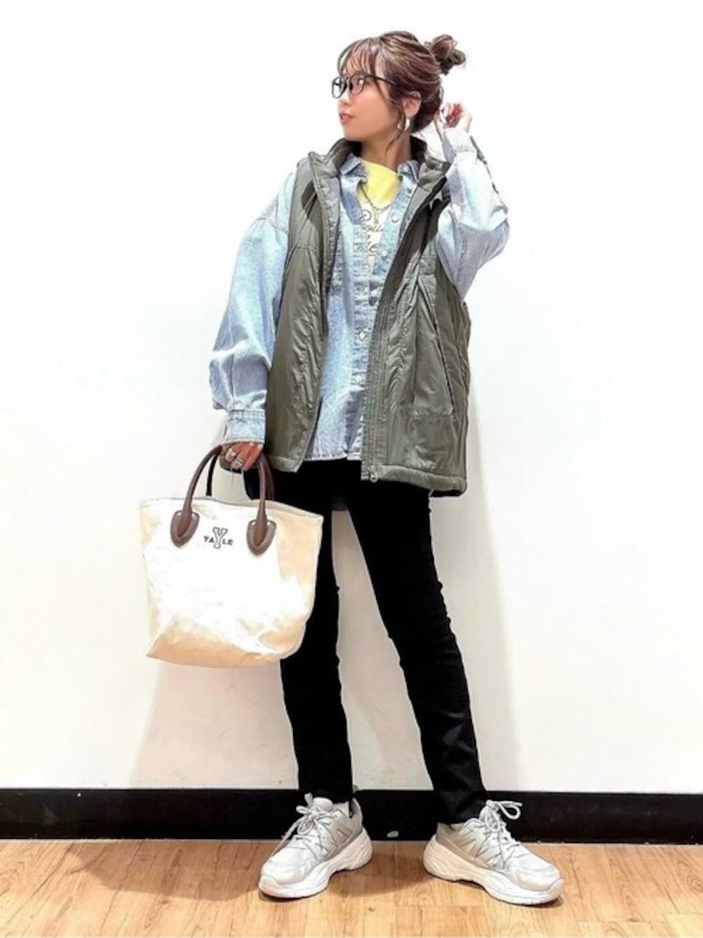 「デニムシャツ、レイヤードスタイル、EDWIN、春コーデ、カジュアルコーデ、骨格ウェーブ、イエベ」｜「Right-onの【OWN】デニムワークシャツ（シャツ/ブラウス、ブルー系）」を使った、Rightonさん（レディース・157cm）の春コーディネートの1枚目の写真