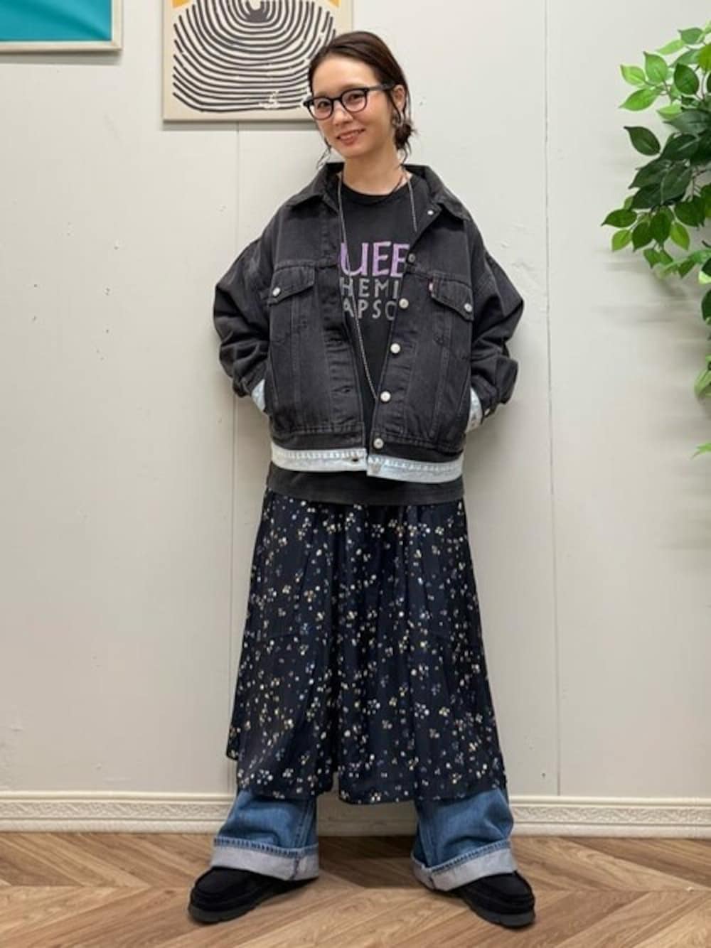 「デニム、ブラック、お出かけコーデ、春コーデ、ママコーデ、オトナカジュアル、30代コーデ」｜「Levi'sの【Levi's】90Sトラッカージャケット（デニムジャケット、ブラック系）」を使った、Rightonさん（レディース・158cm）の春コーディネートの1枚目の写真