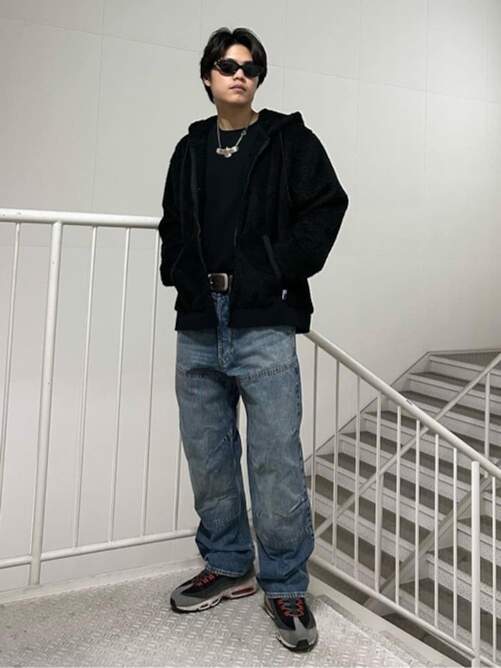 「ブラックコーデ、ストリート、ボアジャケット、シンプルコーデ、カジュアルコーデ」｜「Right-onの【PENFIELD】ボアフードジャケット（その他アウター、ブラック系）」を使った、Rightonさん（メンズ・175cm）の春コーディネートの1枚目の写真