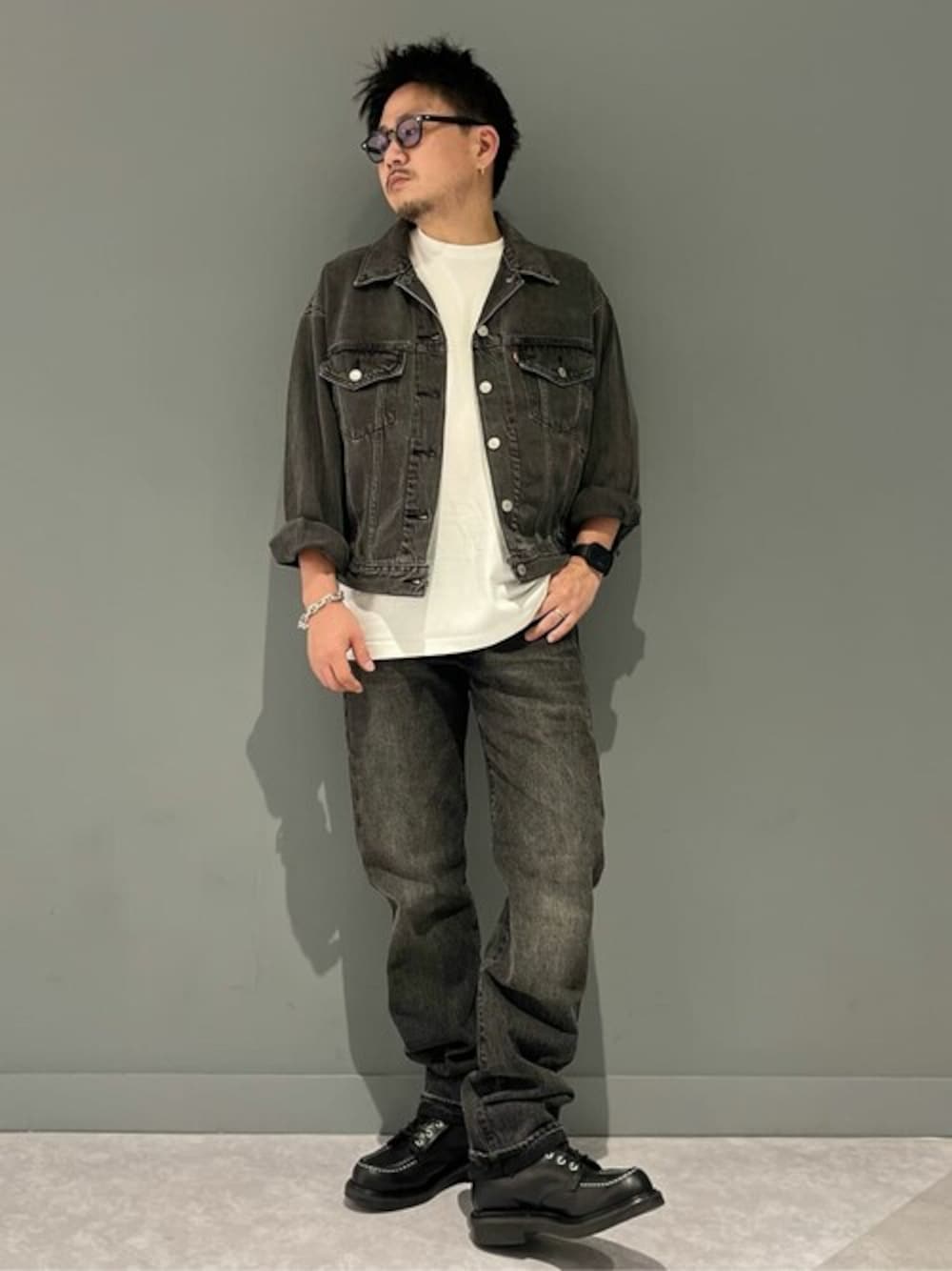 「デニム、セットアップ、シンプルコーデ、モノトーンコーデ、カジュアルコーデ、アメカジコーデ、30代コーデ」｜「Levi'sの【Levi's】９０ｓトラッカージャケット（ブルゾン、グレー系）」を使った、Rightonさん（メンズ・172cm）の春コーディネートの1枚目の写真