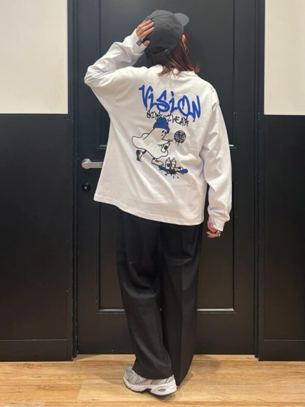 「カジュアル、ストリート、モノトーン、ロンT、シンプルコーデ、春コーデ、ラフコーデ」｜「VISION STREET WEARの【VISION STREET WEAR】「Right-on別注」バックゴーストロンT（Tシャツ/カットソー、ホワイト系）」を使った、Rightonさん（レディース・164cm）の春コーディネートの1枚目の写真