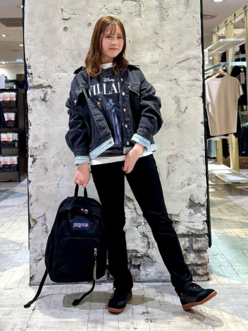 「スウェット、デニム、カジュアル、ブラック、ブラックコーデ、Levi's、EDWIN、春コーデ、骨格ウェーブ」｜「Levi'sの【Levi's】90Sトラッカージャケット（デニムジャケット、ブラック系）」を使った、Rightonさん（レディース・160cm）の春コーディネートの1枚目の写真