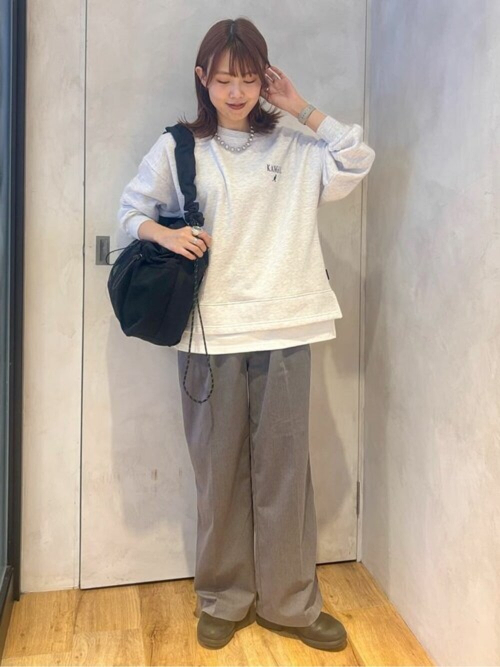 「ワントーンコーデ、Dickies、KANGOL、シンプルコーデ、カジュアルコーデ、ゆるコーデ」｜「KANGOLの【KANGOL】フェイクレイヤードスウェット（スウェット、グレー系）」を使った、Rightonさん（レディース・164cm）の春コーディネートの1枚目の写真
