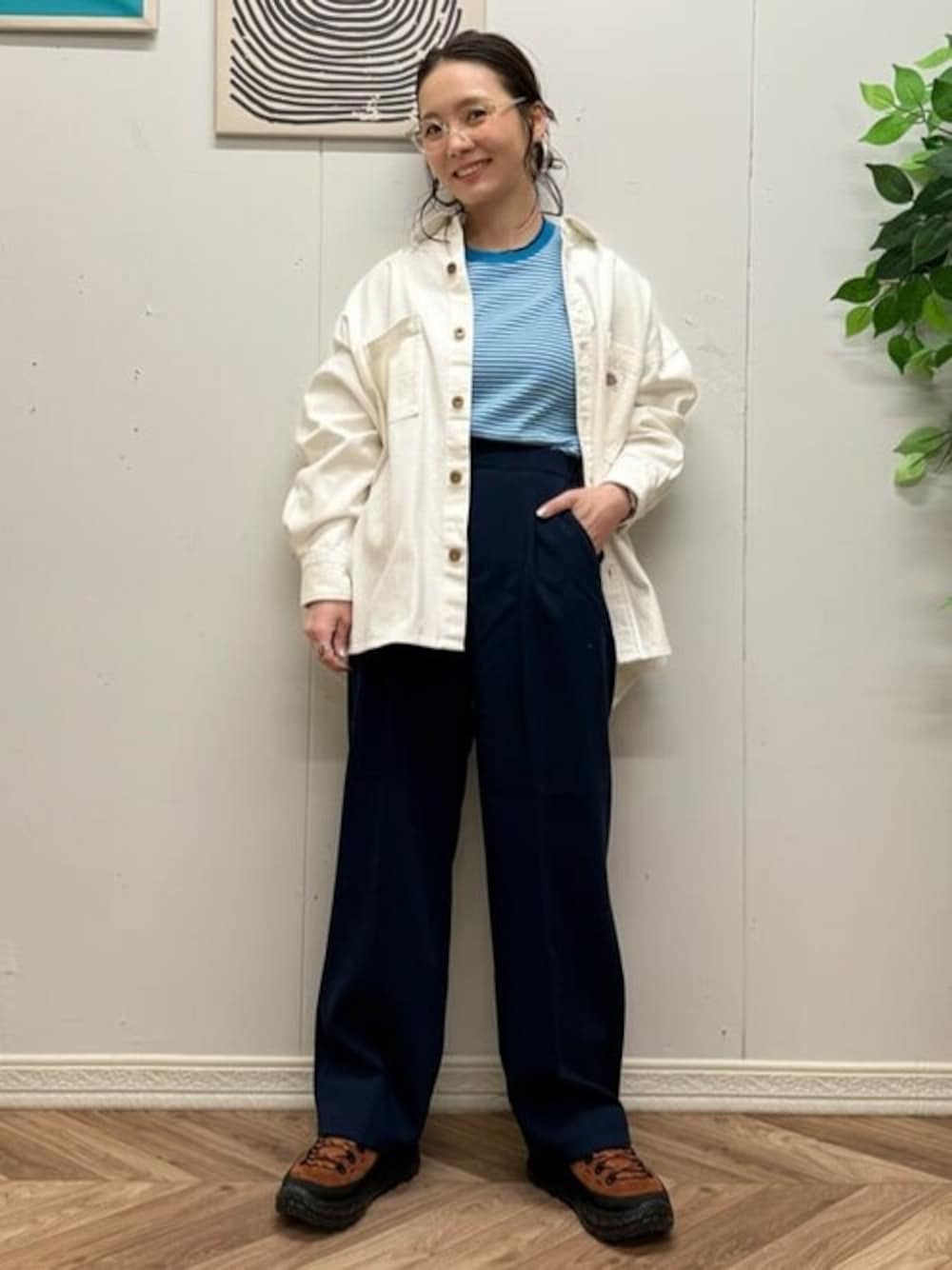 「大人カジュアル、休日コーデ、シンプルコーデ、カジュアルコーデ、30代コーデ、骨格ウェーブ、キレカナ」｜「Right-onの【OWN】「キレカナ」3Dワイドパンツ（その他パンツ、ブルー系）」を使った、Rightonさん（レディース・158cm）の春コーディネートの1枚目の写真