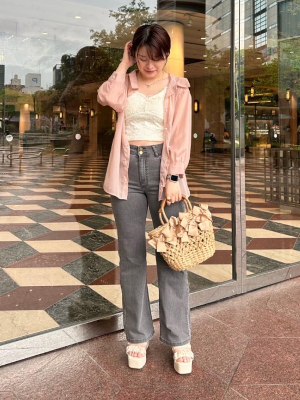 「大人カジュアル、サンダル、MAJESTIC LEGON、シアーシャツ、マジェスティックレゴン、高身長、骨格ストレート、シャツ 」｜「MAJESTIC LEGONのカップ付きレースキャミソール（キャミソール、ホワイト系）」を使った、mihopon ♡さん（レディース・161cm）の夏コーディネートの1枚目の写真