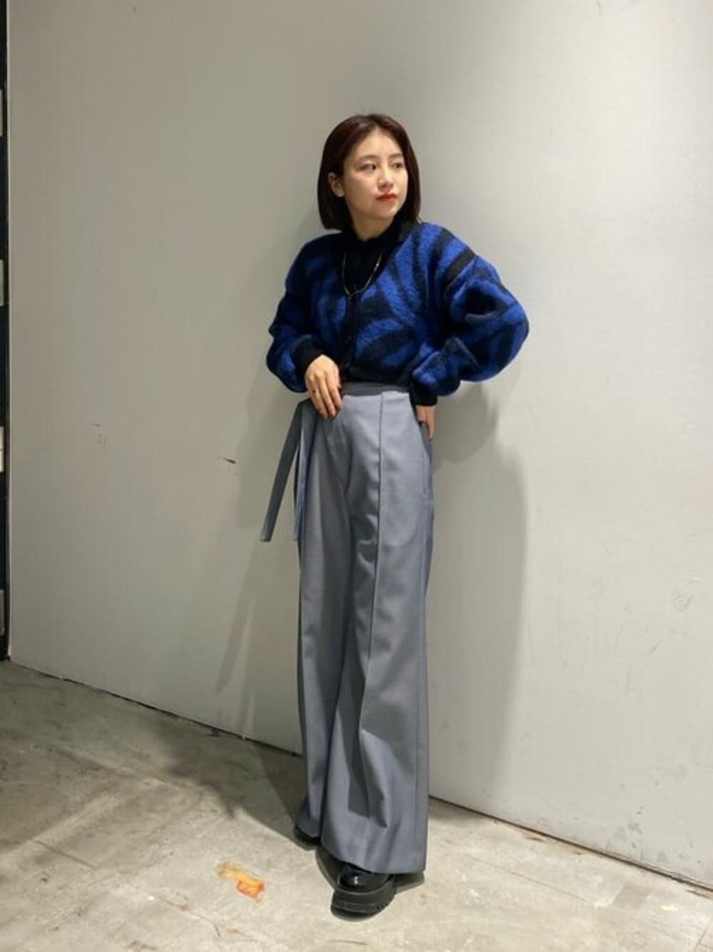 「＃カーディガン、＃ワイドパンツ、#きれいめカジュアル、＃パンツ、#低身長、#オトナカジュアル、#冬コーデ、#今日のコーデ、#フレアパンツ、#低身長女子」｜「UNITED TOKYOのパターンショートカーデ（カーディガン/ボレロ、ブルー系）」を使った、Yukaさん（レディース・152cm）の秋コーディネートの1枚目の写真