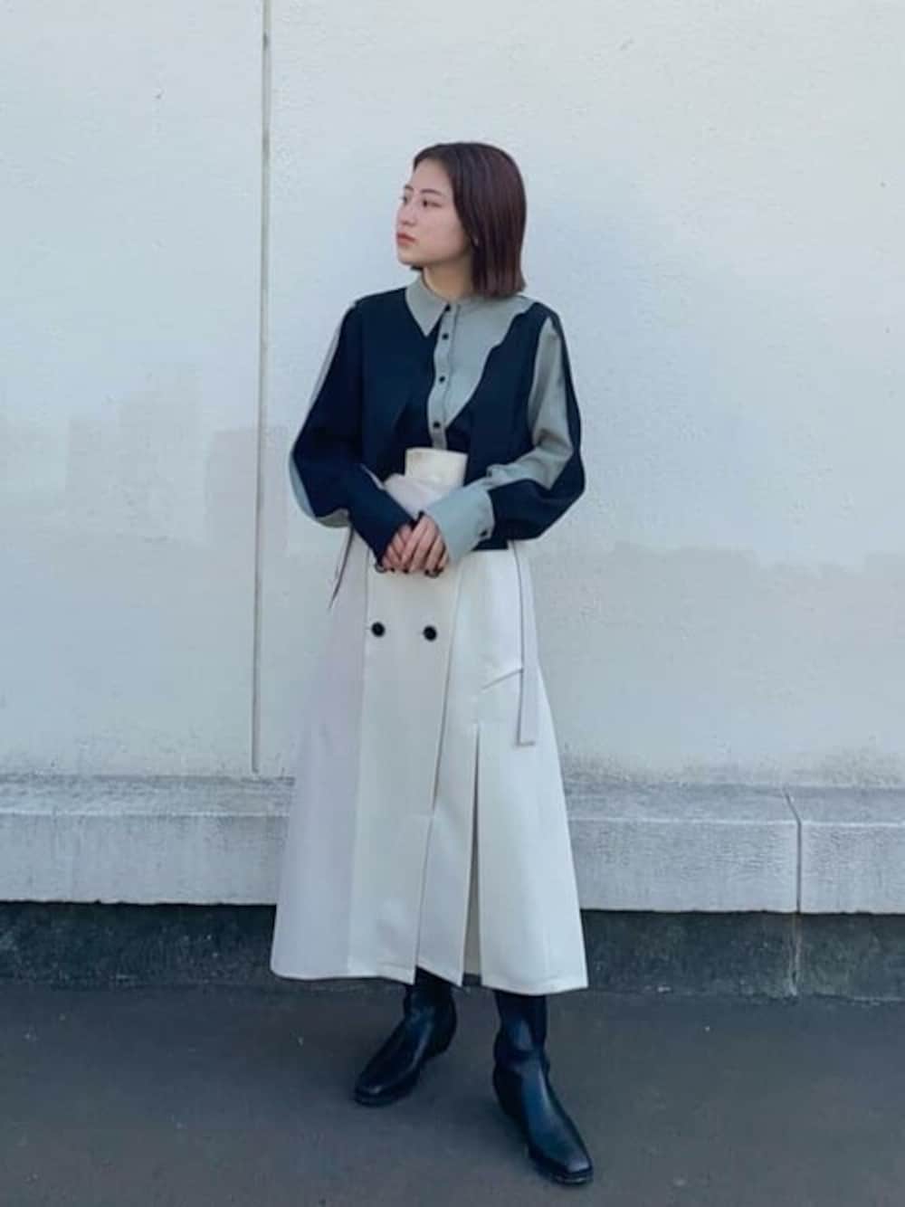 「#ブラウス、#フレアスカート、#シャツスタイル、#きれいめカジュアル、#春コーデ、#オトナカジュアル、#アースカラー、#今日のコーデ、#スカートコーデ、#低身長女子」｜「UNITED TOKYOのバイカラーオプティカルブラウス（シャツ/ブラウス、ブラック系）」を使った、Yukaさん（レディース・152cm）の春コーディネートの1枚目の写真