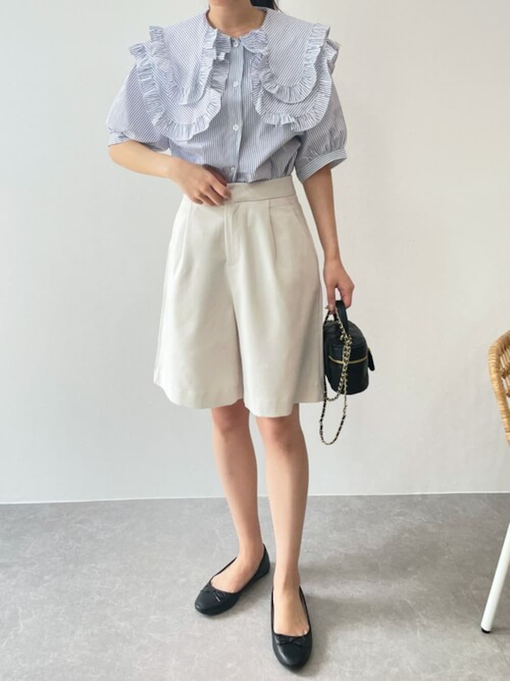 「ショートパンツ、大人カジュアル、タックパンツ、春夏コーデ、夏コーデ、カジュアルコーデ、フリルブラウス、大人かわいい、ストライプブラウス、blueeast」｜「BLUEEASTのダブルフリルデザインブラウス（シャツ/ブラウス、ブルー系）」を使った、BLUEEASTさん（レディース・160cm）の春コーディネートの1枚目の写真