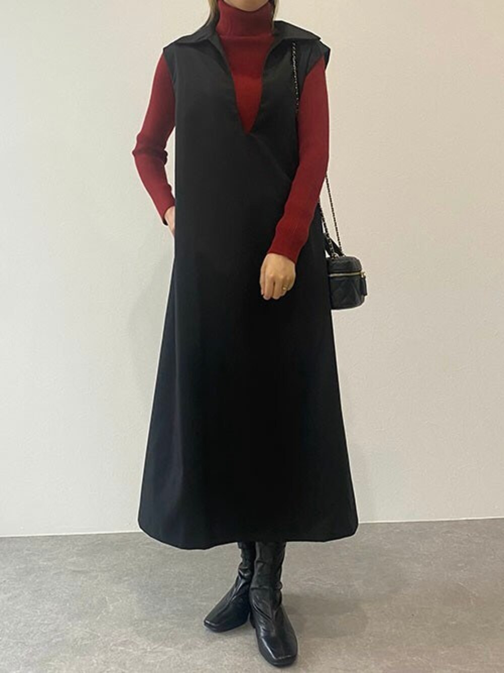 「ジャンスカ、冬コーデ、大人カジュアル、タートルネックニット、きれいめカジュアル、大人女子、秋コーデ、秋冬コーデ、blueeast、秋服準備はじめました」｜「BLUEEASTのなめらかタートルネックリブニット（ニット/セーター、レッド系）」を使った、BLUEEASTさん（レディース・160cm）の夏コーディネートの1枚目の写真
