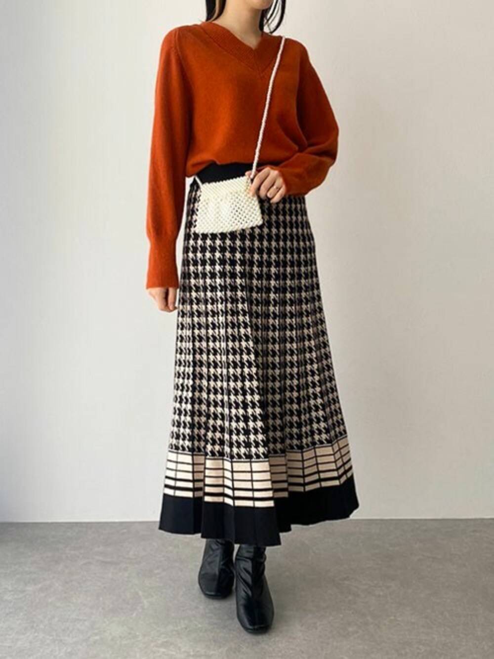 「ニット、ブーツ、大人カジュアル、ロングスカート、Vネックニット、ミニバッグ、秋コーデ、blueeast、秋服準備はじめました、カラー×コーデ」｜「BLUEEASTのチドリニットスカート（スカート、ブラック系）」を使った、BLUEEASTさん（レディース・160cm）の秋コーディネートの1枚目の写真