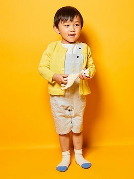 「Sophie la girafe（ソフィーラジラフ）のアイテム（サロペット/オーバーオール）」を使った、kladskap　クレードスコープさん（キッズ・92cm）の春コーディネート