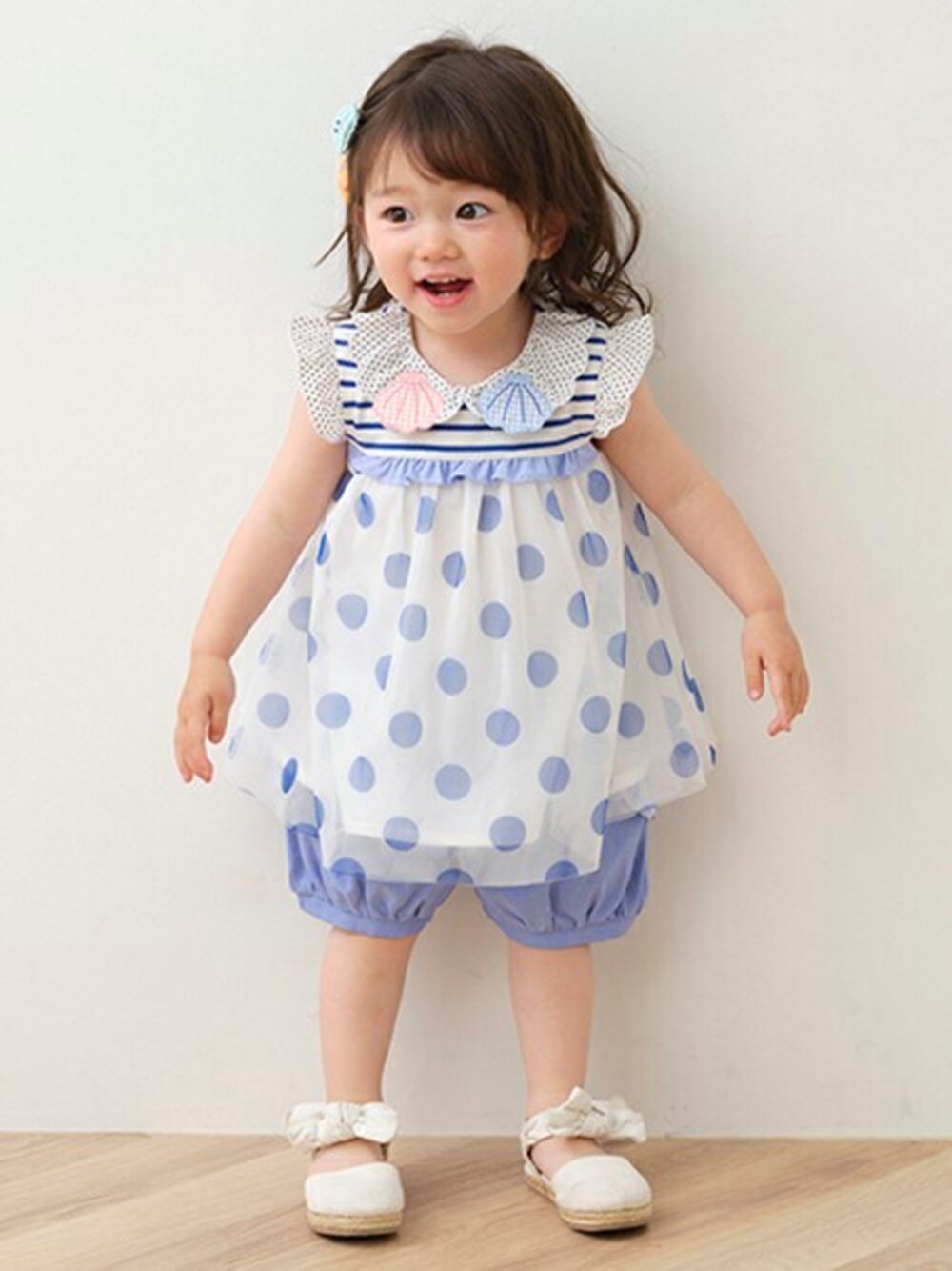 「休日スタイル、チュニック、キッズコーデ、パンツスタイル、女の子、夏コーデ、ピクニック、ラクチンコーデ、ベイビーチアー、baby cheer」｜「baby cheerのバルーンパンツ（スウェットパンツ、ブルー系）」を使った、kladskap　クレードスコープさん（キッズ・91cm）の春コーディネートの1枚目の写真