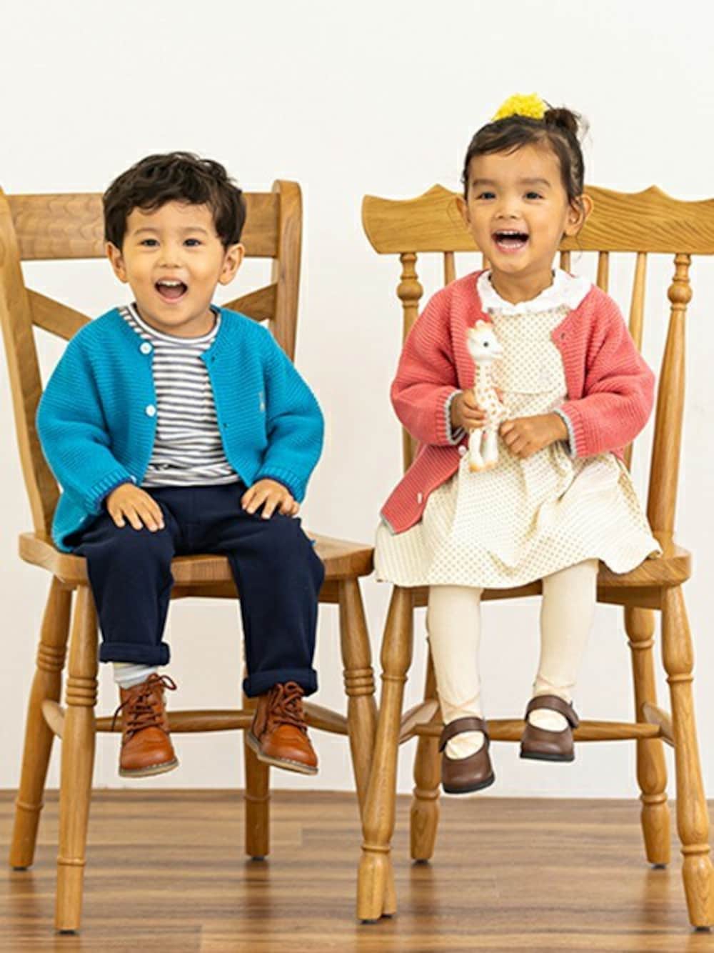 「男の子、キッズ、女の子、フリルブラウス、アクセントカラー、秋コーデ、チェリーピンク、キリンのソフィ、カーディガンコーデ、Sophie la girafe」｜「Sophie la girafeのやわらかスムースパンツ【日本製】（スウェットパンツ、ブルー系）」を使った、kladskap　クレードスコープさん（キッズ・90cm）の冬コーディネートの1枚目の写真