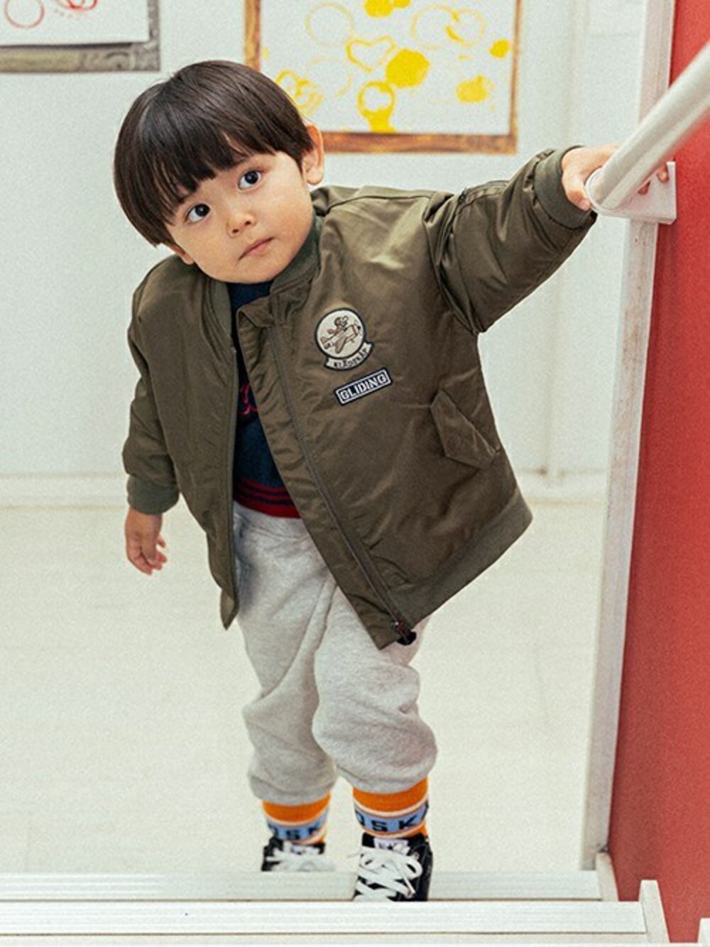「スウェットパンツ、MA-1、トレーナー、ロゴスウェット、カーキアウター、キッズコーデ、男の子、kladskap、クレードスコープ、秋コーデ」｜「kladskapのライオンワンポイントロング丈スウェットパンツ（レギンス/スパッツ、グレー系）」を使った、kladskap　クレードスコープさん（キッズ・96cm）の冬コーディネートの1枚目の写真