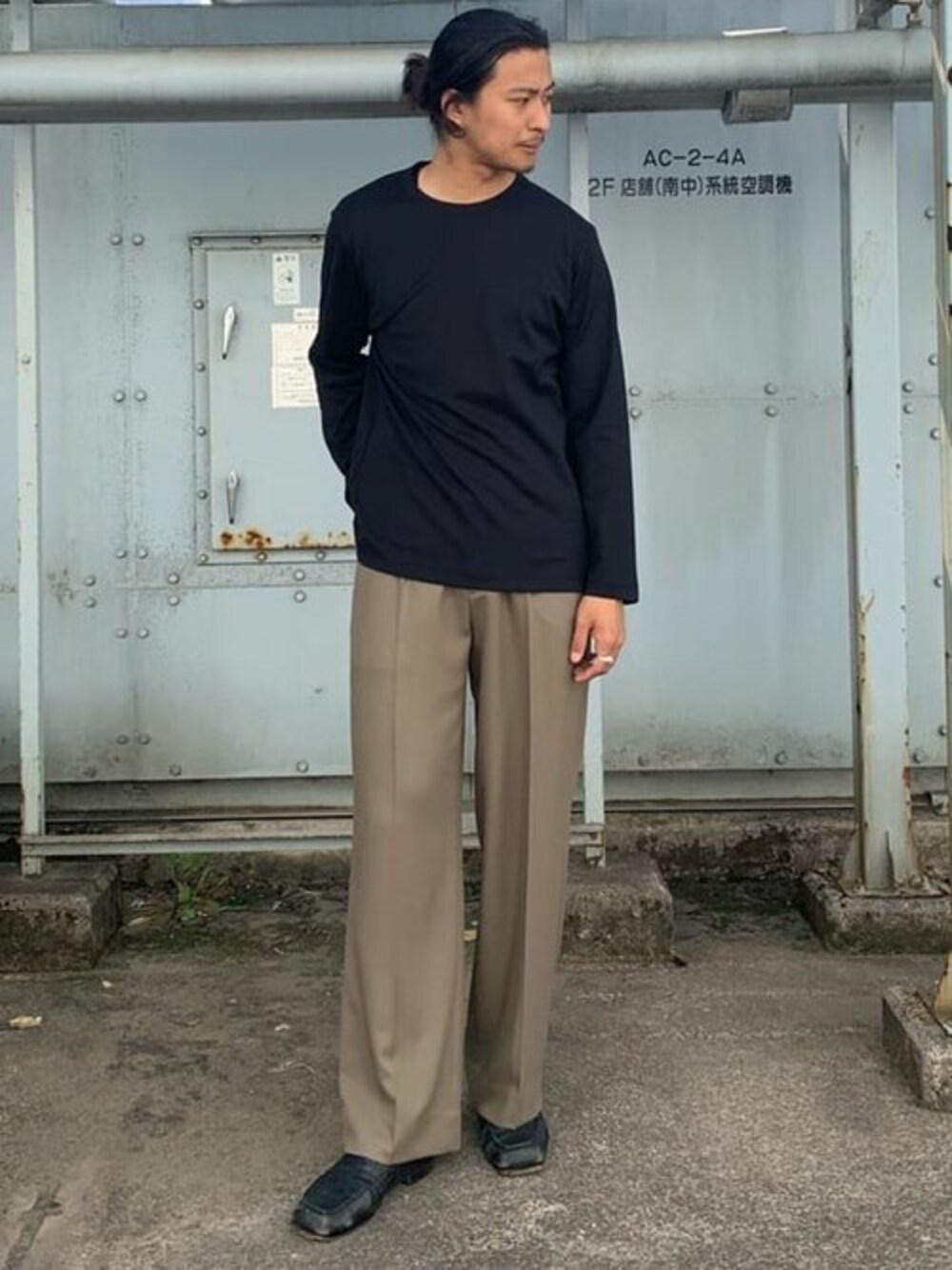 「#無地、#新作」｜「PUBLIC TOKYOの【センタープレスが取れない/セットアップ】エバークリースGRツイルストレートスラックス（スラックス、ベージュ系）」を使った、SHINさん（メンズ・179cm）の春コーディネートの1枚目の写真