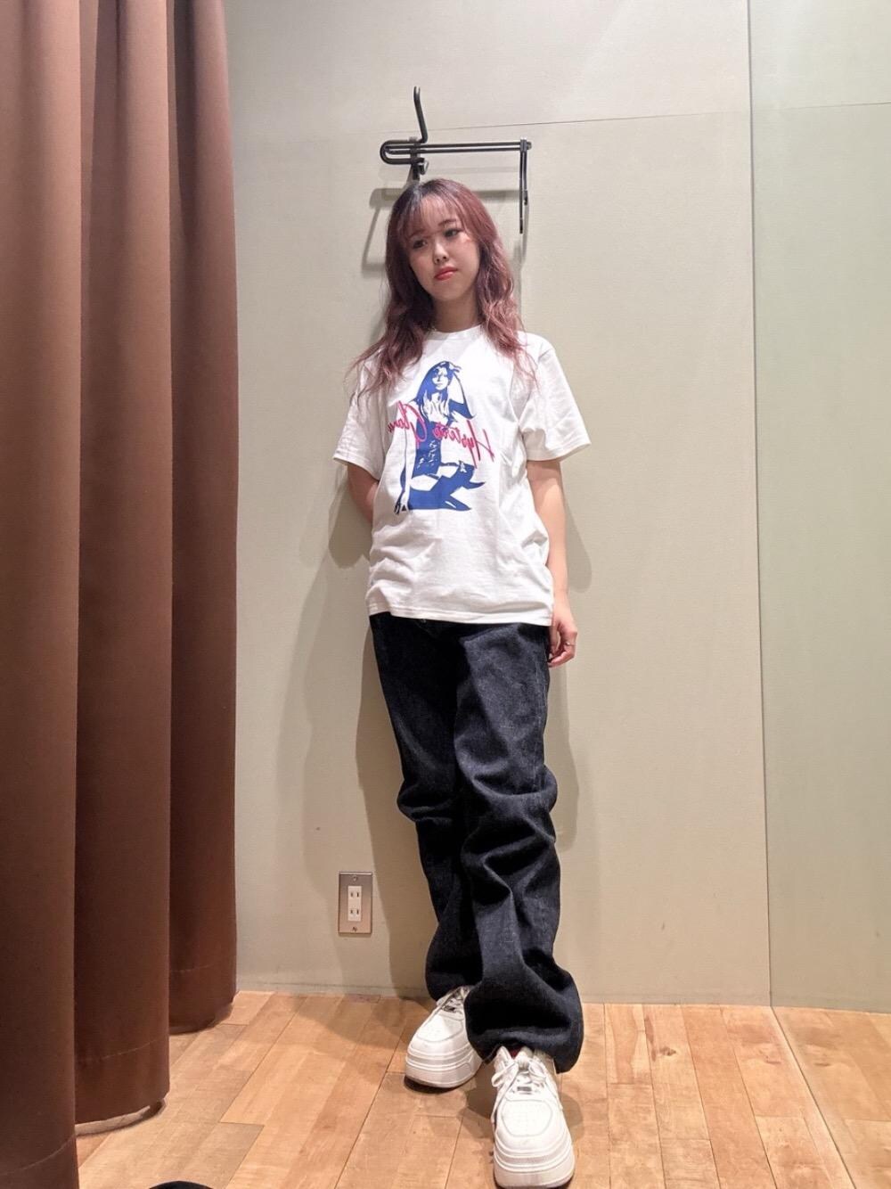 ホワイト系のTシャツ/カットソー、ブルー系のデニムパンツを着用したレディースの夏コーディネートの1枚目の写真