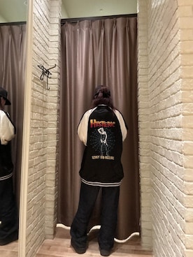 「アイテム（スカジャン、ブラック系）」を使った、hzktoさん（レディース・161cm）の秋コーディネート