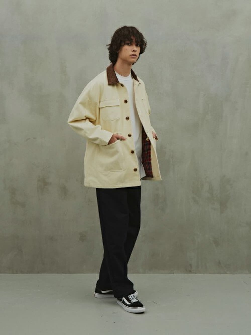 ベージュ系のカバーオールを着用したメンズの冬コーディネートの1枚目の写真