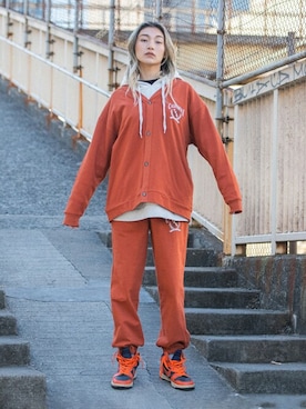 「アイテム（カーディガン/ボレロ、オレンジ系）」を使った、Revo.さん（メンズ・170cm）の春コーディネート