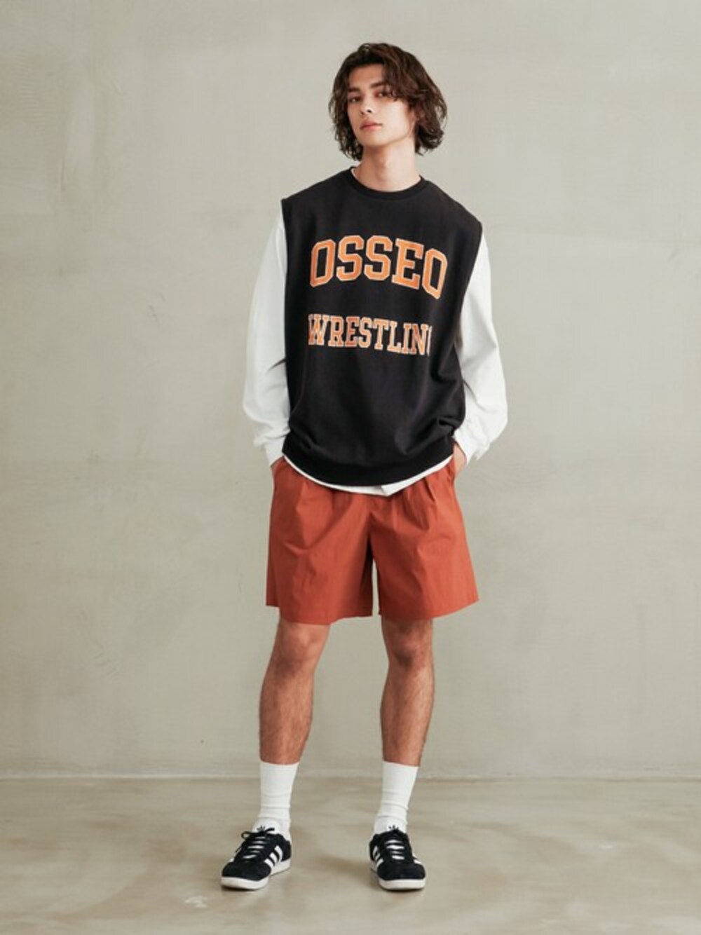 ブラック系のベスト、レッド系のその他パンツ、ホワイト系のTシャツ/カットソーを着用したメンズの春コーディネートの1枚目の写真