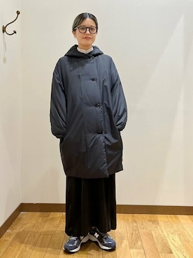 「アイテム（スニーカー、ブルー系）」を使った、川端さん（レディース・153cm）の秋コーディネート