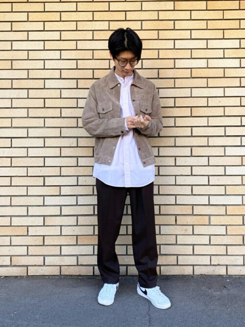 「スニーカー、シャツ、NIKE、レザージャケット、別注、スラックス、ストライプ、イージーパンツ、パンツスタイル、Morris & Sons」｜「GYMPHLEXのGymphlex | マルチストライプ バンドカラーシャツ MEN（シャツ/ブラウス、ピンク系）」を使った、Bshopスタッフさん（メンズ・170cm）の春コーディネートの1枚目の写真