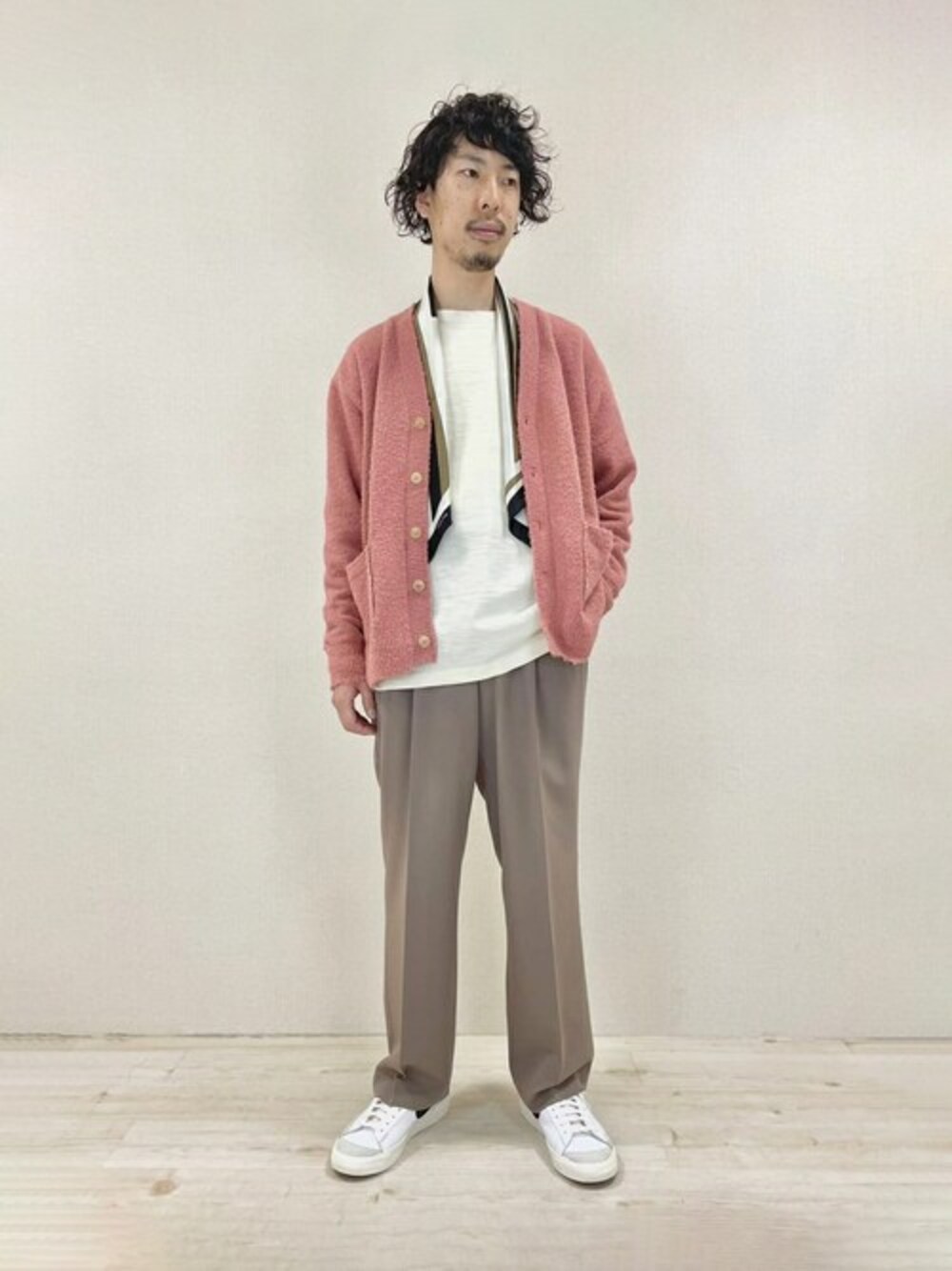 「カーディガン、Tシャツ、別注、スラックス、カラーニット、リラックススタイル、AURALEE、cellar door、alvana」｜「alvanaのalvana | 〈別注〉ボートネックTシャツ MEN（Tシャツ/カットソー、ホワイト系）」を使った、Bshopスタッフさん（メンズ・170cm）の春コーディネートの1枚目の写真