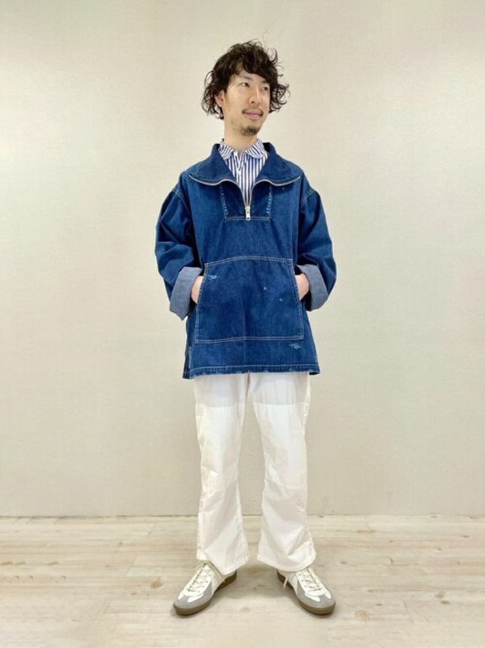 「スニーカー、シャツ、デニムジャケット、パンツスタイル、リラックススタイル、GALLEGO DESPORTES、メキシカンパーカー、REPRODUCTION OF FOUND、mythinks、mexipa」｜「MexiPaのMexiPa | デニムジップメキシカンパーカー MEN（その他トップス、ブルー系）」を使った、Bshopスタッフさん（メンズ・170cm）の春コーディネートの1枚目の写真