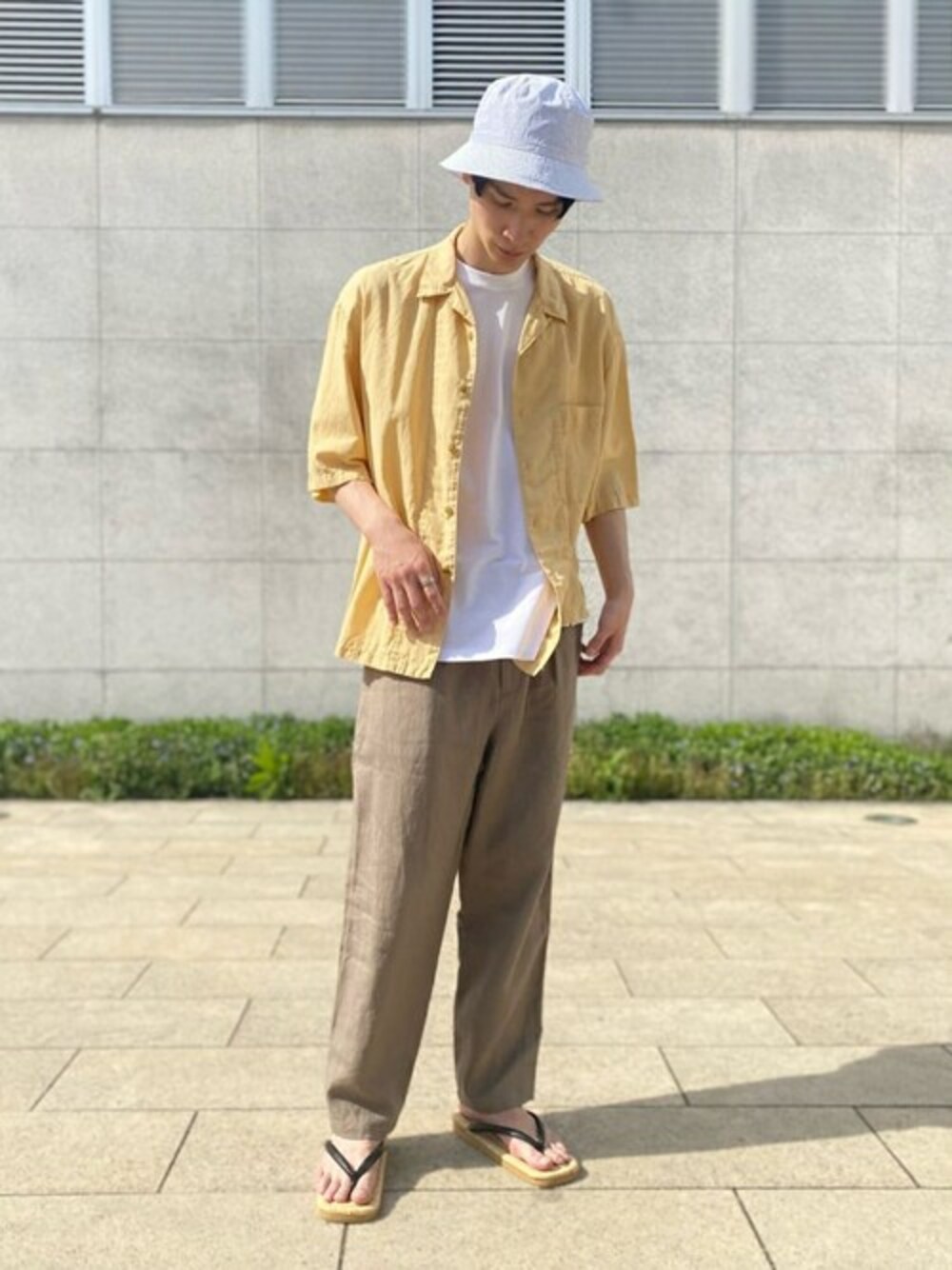 「サンダル、イージーパンツ、KIJIMA TAKAYUKI、リラックススタイル、カラーコーデ、オープンカラーシャツ、morris&sons、unfil、履物 関づか」｜「unfilのunfil | コットンシルクツイル オープンカラーシャツ MEN（シャツ/ブラウス、ベージュ系）」を使った、Bshopスタッフさん（メンズ・180cm）の春コーディネートの1枚目の写真