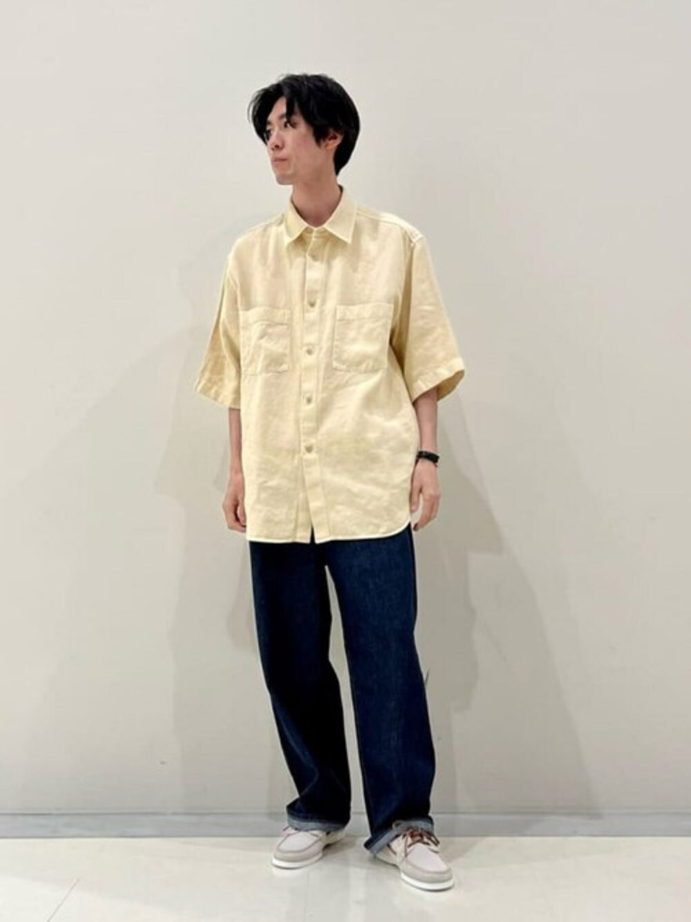 「デニム、パンツ、Tシャツ、Danton、Paraboot、シャツスタイル、カラーコーデ、AURALEE、handveark」｜「ParabootのParaboot | 〈別注〉BARTH MEN（モカシン/デッキシューズ、ホワイト系）」を使った、Bshopスタッフさん（メンズ・172cm）の春コーディネートの1枚目の写真