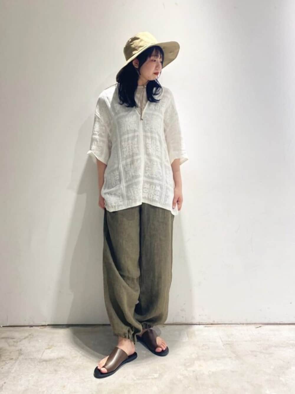 「レイヤード、Tシャツ、ハット、サンダル、リネン、KIJIMA TAKAYUKI、パンツスタイル、リラックススタイル、Coohem、San Diego Original」｜「BshopのSan Diego Original | レザーサンダル WOMEN（サンダル、ブラウン系）」を使った、Bshopスタッフさん（レディース・157cm）の夏コーディネートの1枚目の写真