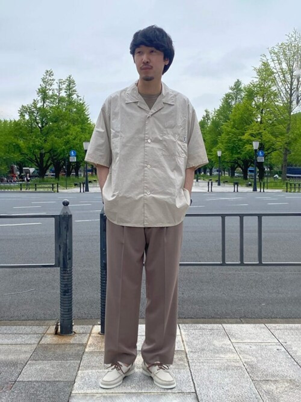 「Tシャツ、スラックス、orcival、Paraboot、リラックススタイル、シャツスタイル、cellar door、handveark」｜「ORCIVALのORCIVAL | オーガニックタイプライター オープンカラーシャツ MEN（シャツ/ブラウス、ベージュ系）」を使った、Bshopスタッフさん（メンズ・175cm）の夏コーディネートの1枚目の写真