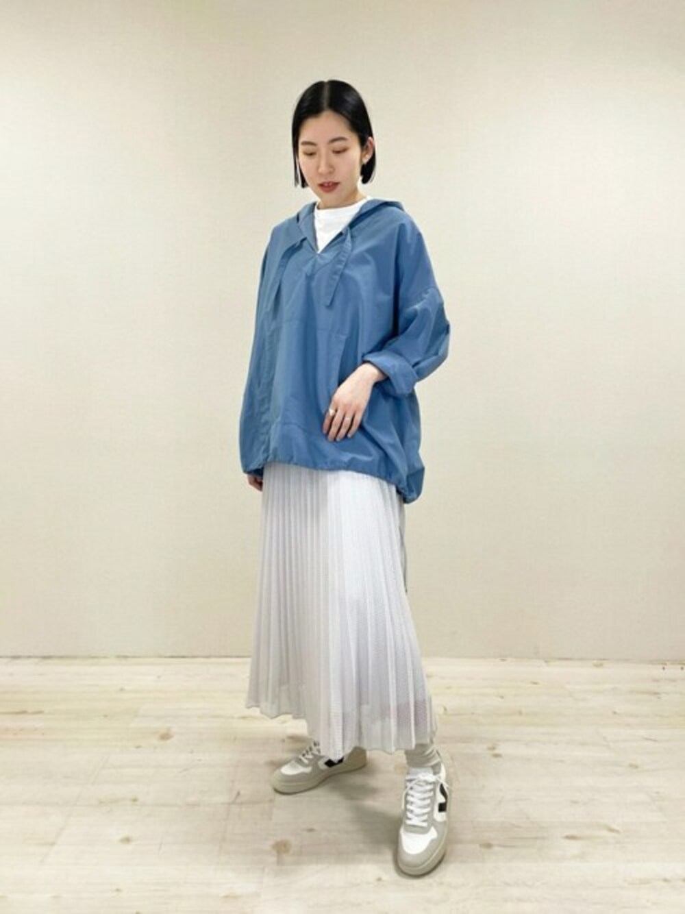 「スニーカー、パーカー、Tシャツ、スカートスタイル、スポーティ、VEJA、handveark、mexipa、1906 Gymphlex SPORT WEAR」｜「MexiPaのMexiPa | メキシカン スノーパーカー WOMEN（その他トップス、ブルー系）」を使った、Bshopスタッフさん（レディース・167cm）の夏コーディネートの1枚目の写真