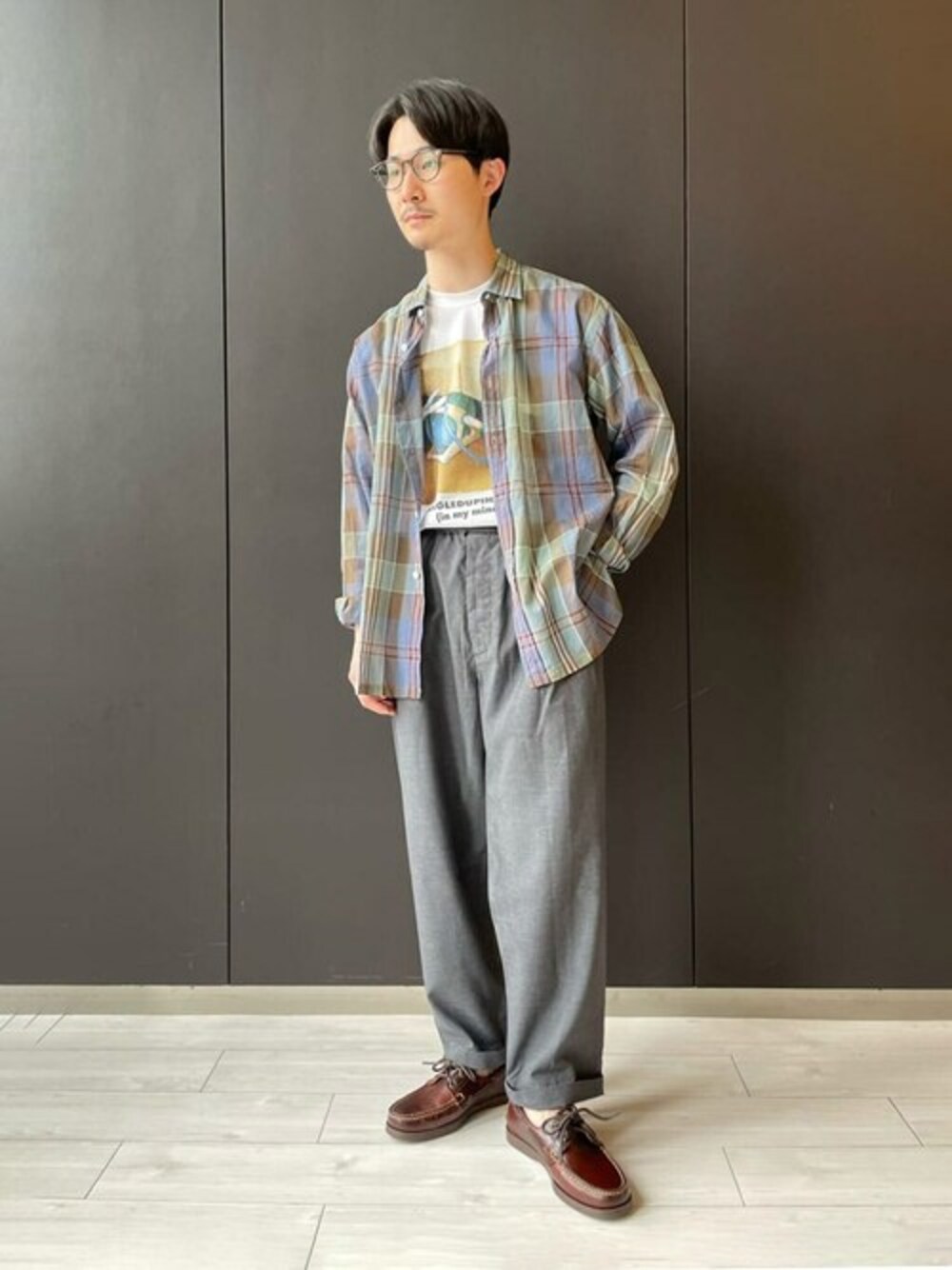 「カジュアル、チェックシャツ、Tシャツ、スラックス、プリントT、シャツスタイル、mando、KAPTAIN SUNSHINE、TANG TANG」｜「Kaptain SunshineのKAPTAIN SUNSHINE I レギュラーカラーシャツ MEN（シャツ/ブラウス、その他）」を使った、Bshopスタッフさん（メンズ・167cm）の夏コーディネートの1枚目の写真