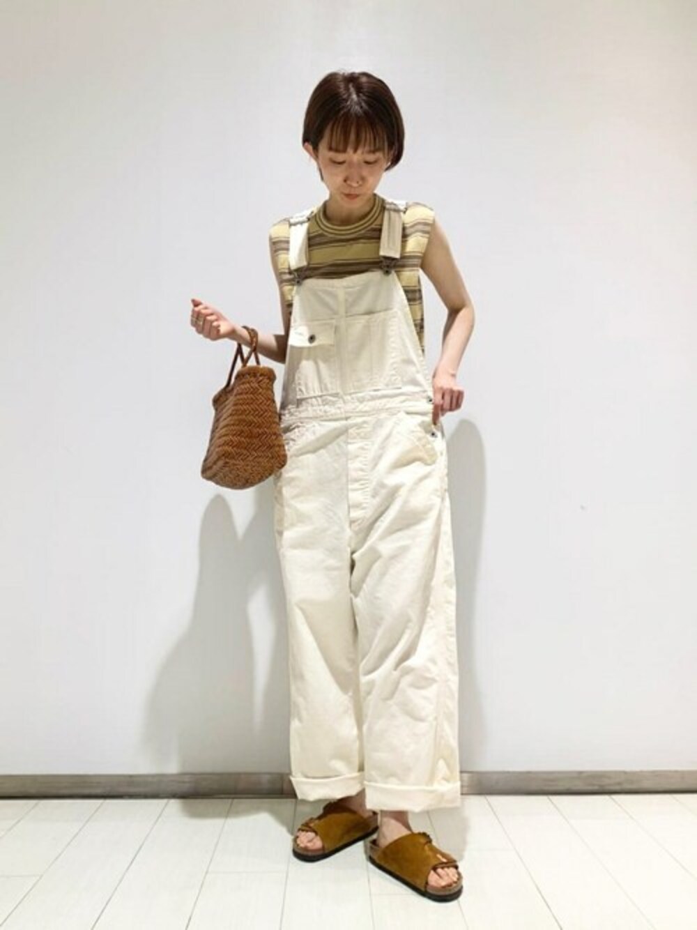 「ボーダー、サロペット、Tシャツ、orslow、birkenstock、パンツスタイル、リラックススタイル、ノースリーブ、Dragon、unfil」｜「unfilのunfil | ボーダーノースリーブTシャツ WOMEN（Tシャツ/カットソー、イエロー系）」を使った、Bshopスタッフさん（レディース・160cm）の夏コーディネートの1枚目の写真