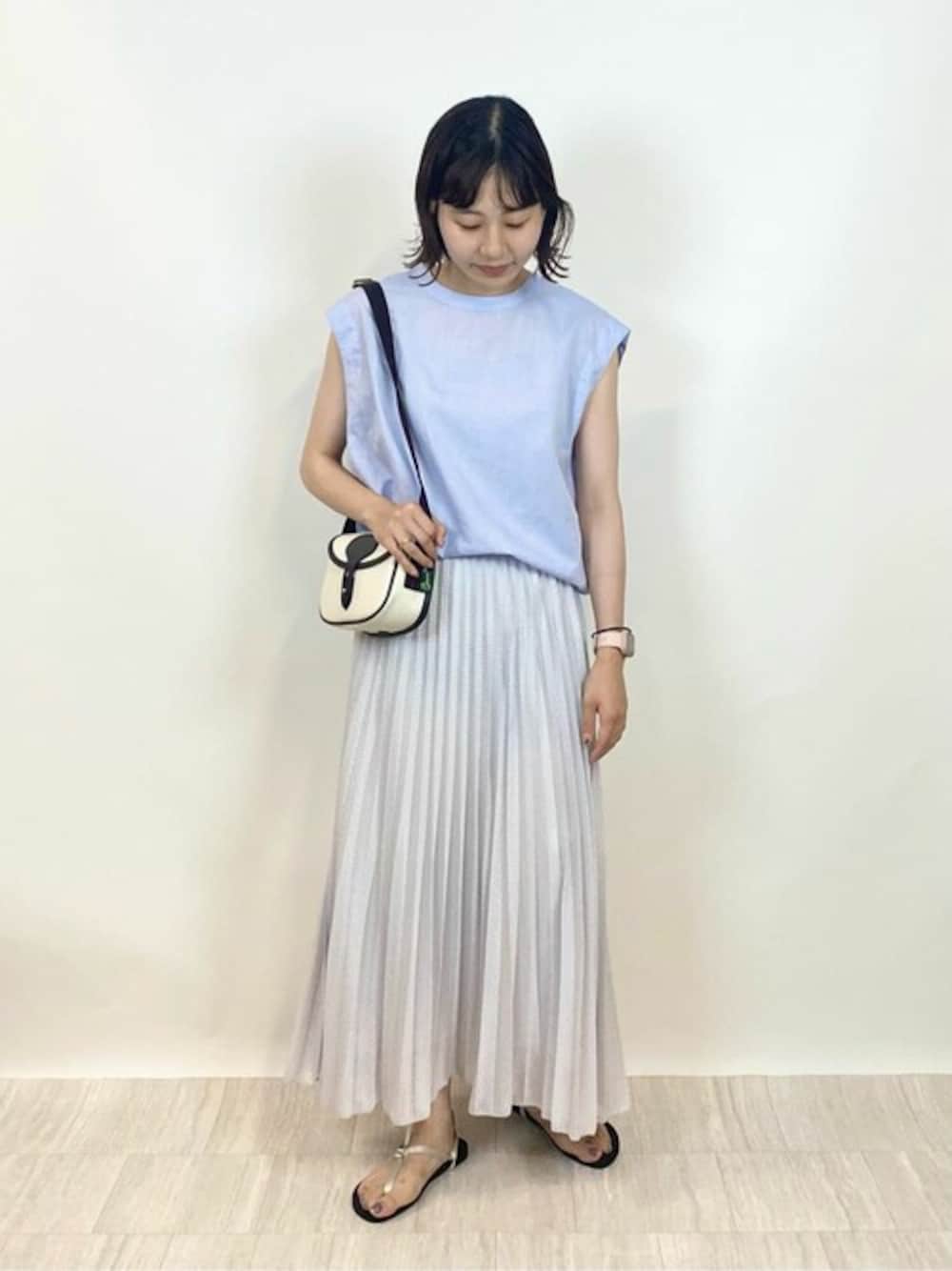 「シャツ、ショルダーバッグ、BRADY、プリーツスカート、リラックススタイル、スカートスタイル、ノースリーブシャツ、GYMPHLEX、beautiful shoes」｜「GYMPHLEXのGymphlex | コットンシルクブロード プルオーバーシャツ WOMEN（シャツ/ブラウス、ブルー系）」を使った、Bshopスタッフさん（レディース・162cm）の夏コーディネートの1枚目の写真