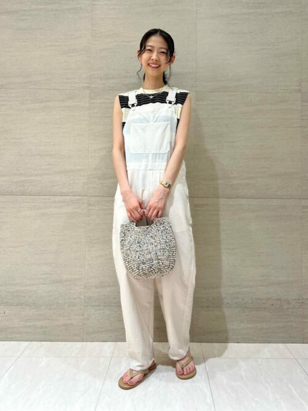 「ボーダー、Tシャツ、オーバーオール、リラックススタイル、トングサンダル、TKEES、unfil、KARAKORAM ACCESSORIES、1906 Gymphlex SPORT WEAR」｜「unfilのunfil | ボーダーノースリーブTシャツ WOMEN（Tシャツ/カットソー、ホワイト系）」を使った、Bshopスタッフさん（レディース・163cm）の夏コーディネートの1枚目の写真